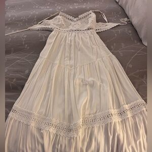 Size small Lulu’s white maxi dress. Tie/open back. Open on sides.